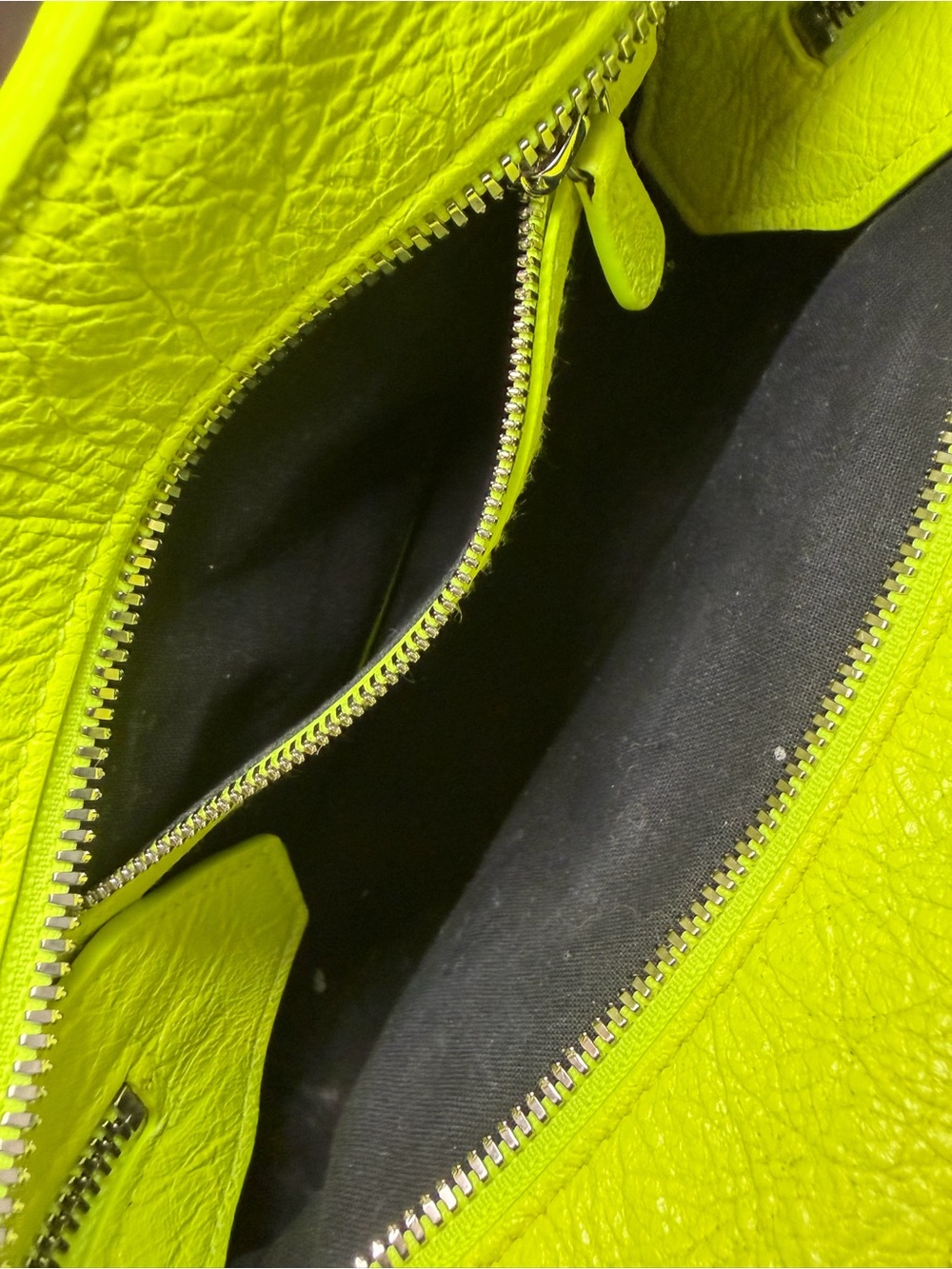 🎉 SOLD 🎉  BALENCIAGA Neo Cagole City XS – Fluo Neon Yellow Heart Rare - Picture 15 of 16